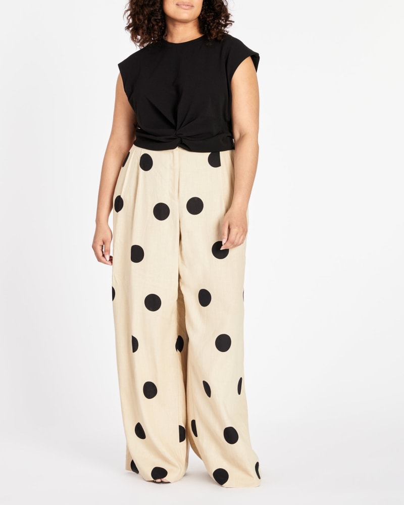 Front of a model wearing a size 18 Kenia Pant in Sand/Black by Tanya Taylor. | dia_product_style_image_id:296883